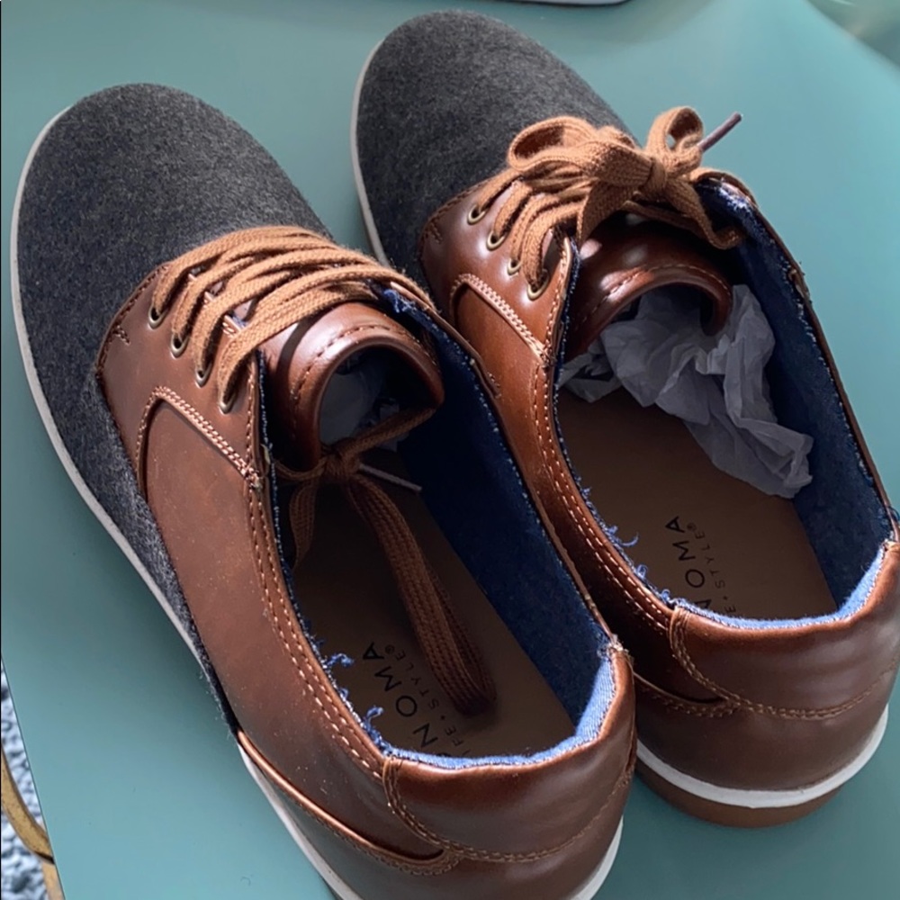 Size 10 men’s exclusive Sonoma shoes